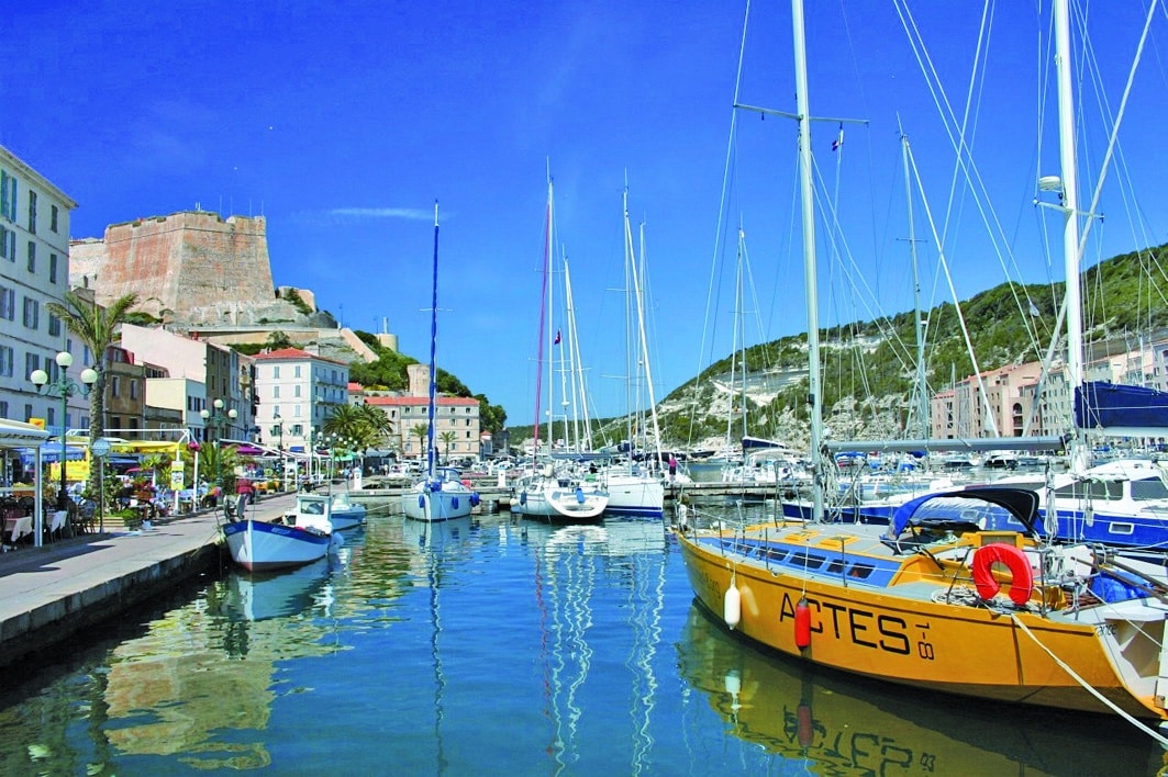 Ein Hafen auf der Insel Sardinien. 
