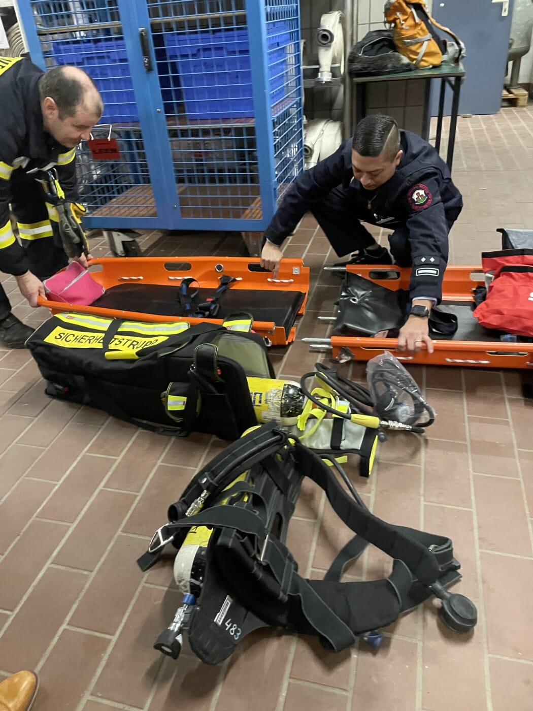 Zwei Kameraden der Feuerwehr Großalmerode zeigen die neu erworbene Ausrüstung. 