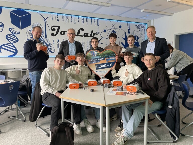 Gruppenbild bei der Spendenübergabe in der Johannisberg-Schule Witzenhausen